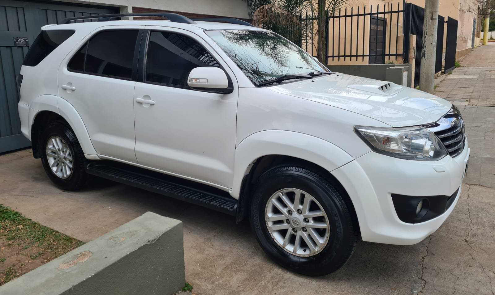 Toyota SW 4 
3.0 tdi At 2013